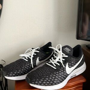 Beautiful running shoes with brand new shoe laces for men by Nike.